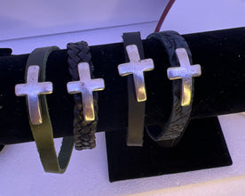 Men’s leather bracelets with cross slider. Varied colors and sizes.