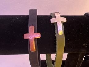 Men’s leather bracelets with cross slider. Varied colors and sizes.