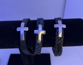 Men’s leather bracelets with cross slider. Varied colors and sizes.