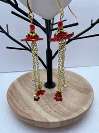 Hand painted lucite daisies in a Victorian style setting with dangling flowers earrings