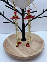 Hand painted lucite daisies in a Victorian style setting with dangling flowers earrings