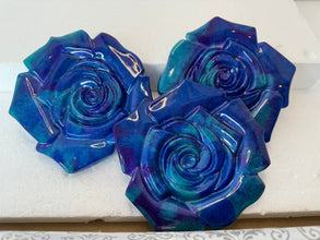 Resin rose shaped hot pads to set your table
