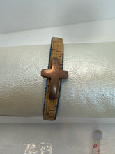 Men’s leather bracelets with cross slider. Varied colors and sizes.